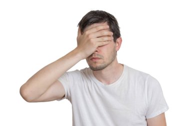 Genç adam beyaz arka plan üzerinde izole hayal kırıklığına.