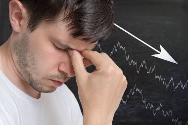 Mutsuz ve hayal kırıklığına delikanlı ve grafik üzerinde oklu 