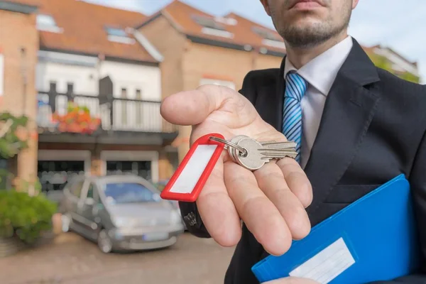 Realtor está vendendo casa e dando-lhe chaves . — Fotografia de Stock