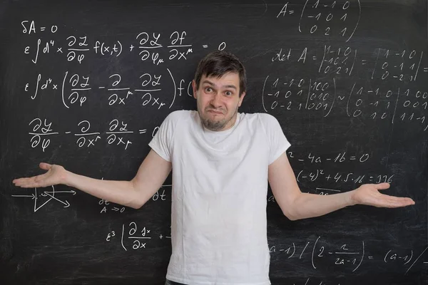 Siswa muda melakukan ujian matematika dan tidak tahu bagaimana memecahkan diff — Stok Foto