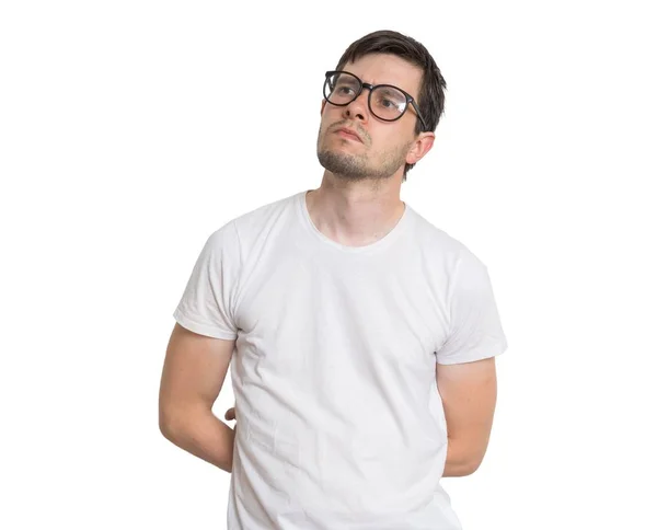 Un joven con gafas está pensando. Aislado sobre fondo blanco — Foto de Stock