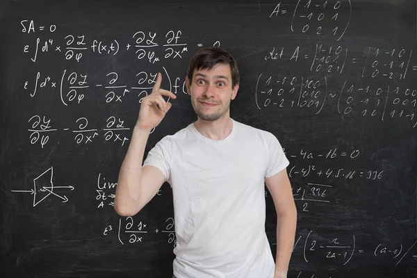 Murid pintar muda punya ide untuk memecahkan matematika yang sulit. — Stok Foto