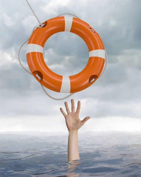 O homem está se afogando no oceano e está pegando a bóia da vida . — Fotografia de Stock