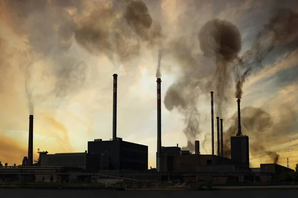 Hava kirliliği ve smog kavramı. Fabrika zehirli duman üretiyor — Stok fotoğraf