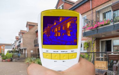 Evin ısı yalıtımı gösterilen kızılötesi thermovision görüntü.