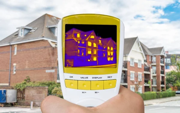 Imagen de termovisión infrarroja que muestra el aislamiento térmico de la casa . — Foto de Stock