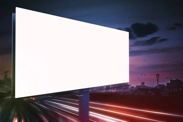 3D render Illustration büyük billboard geceleri. Işık trai — Stok fotoğraf