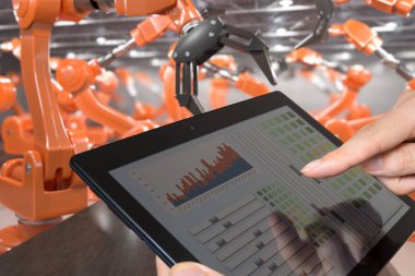 Adam tablet ile robot savaş silahları kontrol ediyor. Otomasyon ve ismailoğlu