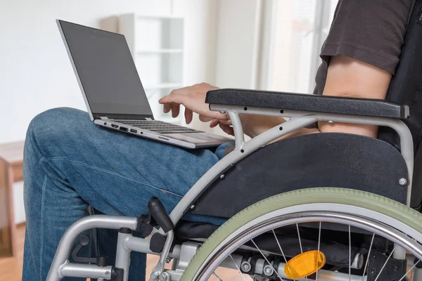 Ανάπηρα ανάπηρο άνθρωπο σε αναπηρικό αμαξίδιο συνεργάζεται με το laptop στο — Φωτογραφία Αρχείου