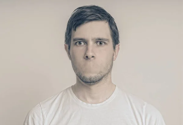 Concepto de censura. Rostro de joven sin boca . — Foto de Stock