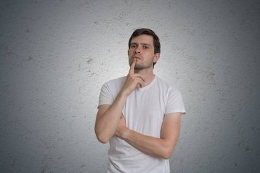 Genç adam hakkında bir şey düşünüyor.