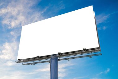 Mavi gökyüzü karşı büyük billboard. 3D render illüstrasyon.