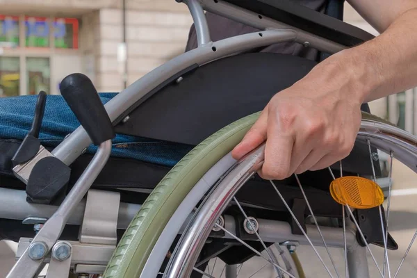 Osób niepełnosprawnych niepełnosprawny człowiek siedzi na wózku inwalidzkim na zewnątrz na stree — Zdjęcie stockowe