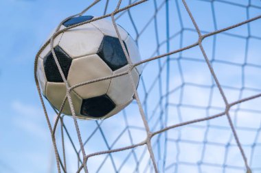 Hedef - futbol ya da futbol topu mavi gökyüzü karşı net.