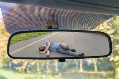 Vur ve kaç kavramı. Yaralı adam arka ayna yolu üzerinde görüntüleyin 