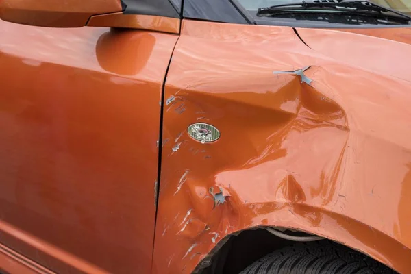 Дряпаний і пошкоджений автомобіль випадково . — стокове фото