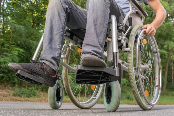 Nogi upośledzonych lub niepełnosprawnych człowieka na wózku inwalidzkim. — Zdjęcie stockowe