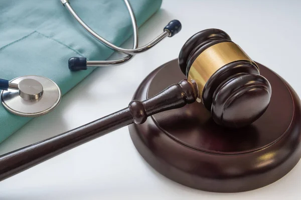 Hammer und Stethoskop im Hintergrund. Medizinische Gesetze und Rechtsvorschriften — Stockfoto