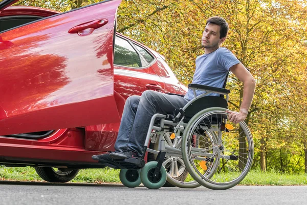 Με αναπηρία ή με ειδικές ανάγκες ο άνθρωπος προσπαθεί να πάρει στο αυτοκίνητο. — Φωτογραφία Αρχείου