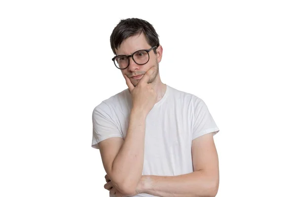 Un jeune homme avec des lunettes réfléchit. Isolé sur fond blanc — Photo