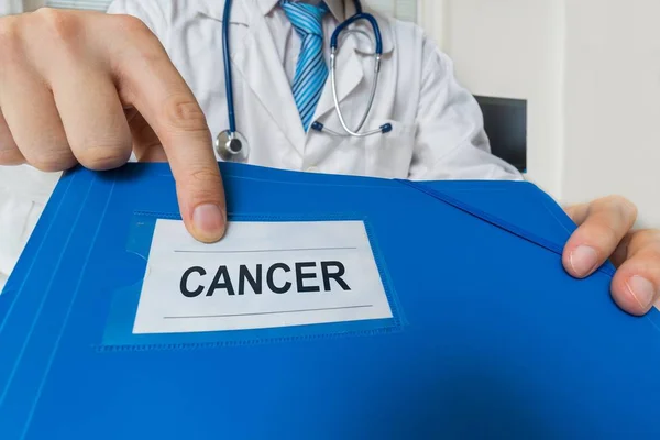 Il dottore sta mostrando una cartella con diagnosi di cancro . — Foto Stock