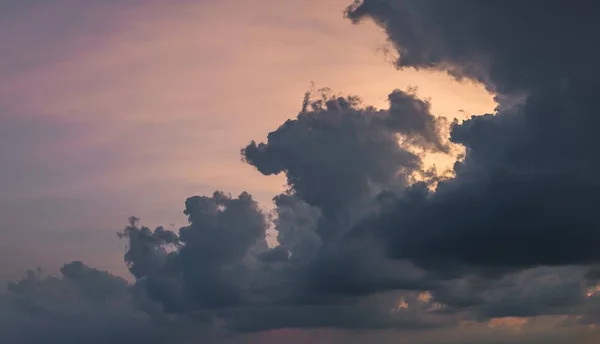 Lindas nuvens de chuva ao entardecer. Paisagem nebulosa dramática ao pôr do sol . — Fotografia de Stock