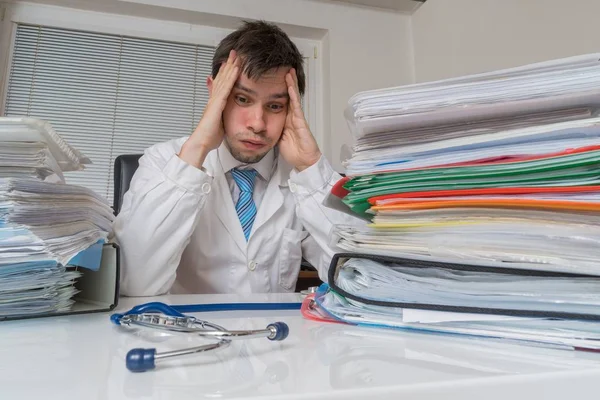 Burocracia no conceito de medicina. Cansado médico sobrecarregado tem ma — Fotografia de Stock