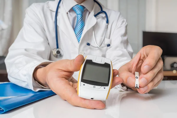Doktor diyabetik hasta için kan ölçmek için şeker ölçüm veriyor — Stok fotoğraf