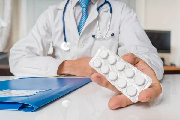 El doctor le está dando pastillas analgésicas a un paciente. . — Foto de Stock