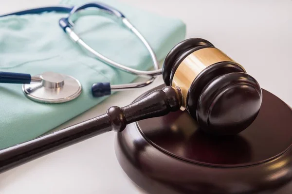 Gavel et stéthoscope en arrière-plan. Législation médicale et conditions juridiques — Photo