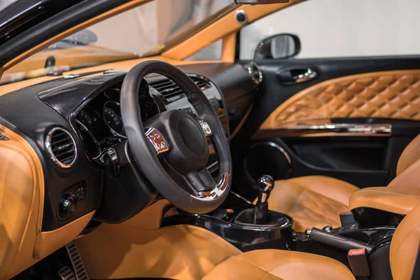 Interior del coche de lujo - volante, palanca de cambios y tablero de instrumentos . —  Fotos de Stock