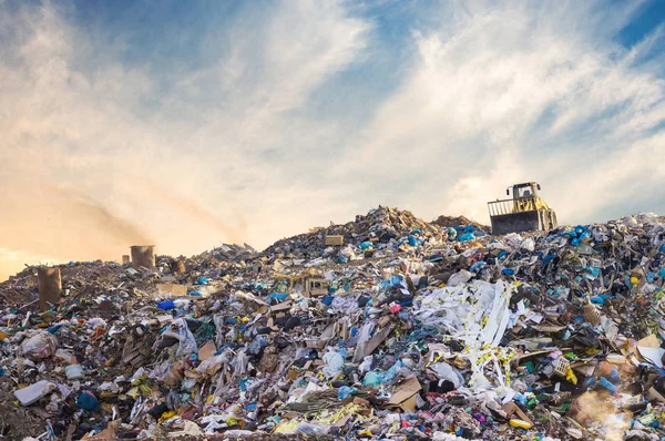 Garbage pile in trash dump or landfill. Pollution concept. — Stock Photo, Image