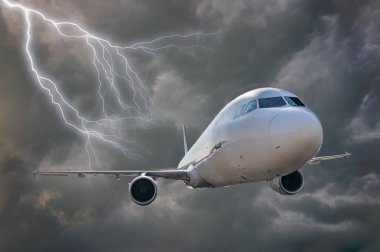 Uçak fırtınada uçuyor. Karanlık bulutlar ve backgr yıldırım