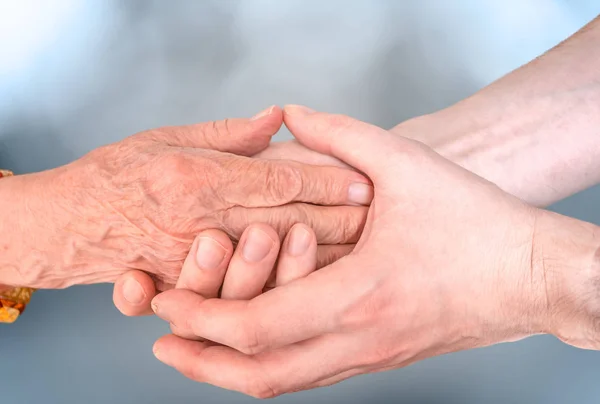 Férfi tartja kezében idős nő. Vezető segítséget és támogatást konc — Stock Fotó