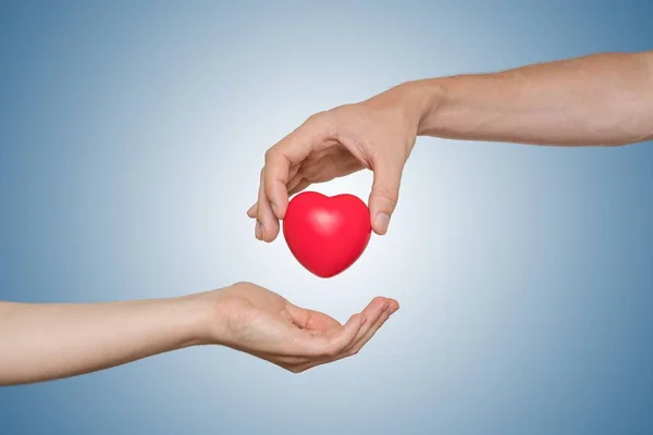 Herztransplantation und Organspendekonzept. Hand gibt Rot — Stockfoto