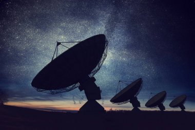 Çanak antenler veya radyo antenleri gece karşı siluetleri 