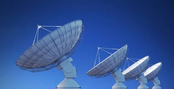 Allestimento di antenne radio o antenne satellitari contro il cielo blu. 3D — Foto Stock