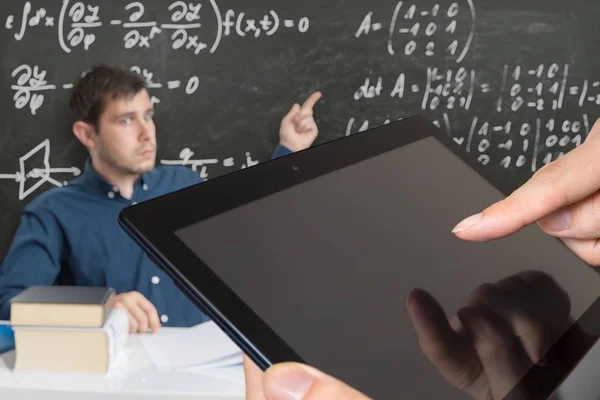 Estudiante está usando tableta en el aula en la escuela. Educación y educación —  Fotos de Stock