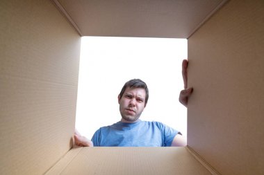 Hayal kırıklığına delikanlı üzerinde Hediyelik karton kutu içinde arıyor.