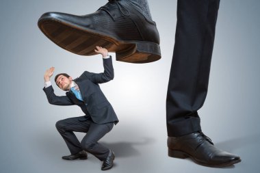 Küçük çalışan büyük patron tarafından istismar.