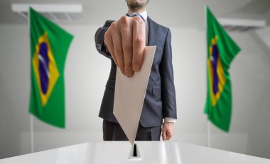 Seçim ya da referandum Brezilya. Seçmen zarf elinde tutan bir
