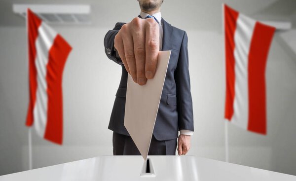 Выборы или референдум в Австрии. Избиратель держит конверт в руке
 