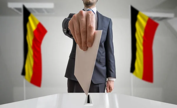 Wyborach lub referendum w Belgii. Wyborców trzyma w ręku kopertę — Zdjęcie stockowe
