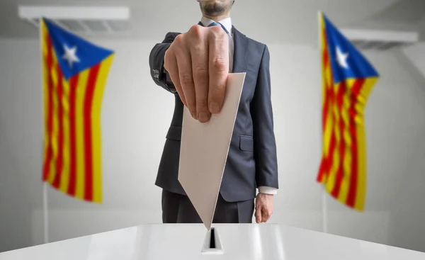 Elección o referéndum en Cataluña. Votante sostiene sobre en han — Foto de Stock