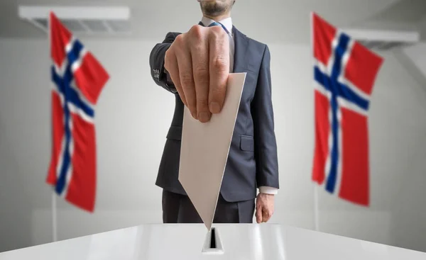 Election or referendum in Norway. Voter holds envelope in hand a — Stock Photo, Image