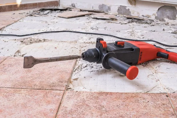 Removing old tiles. Jackhammer - drilling demolition hammer on f — Stock Photo, Image