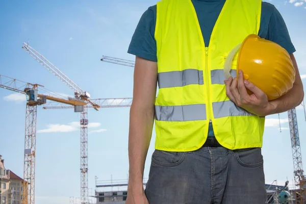 Werknemer met beschermende helm op bouwplaats. — Stockfoto