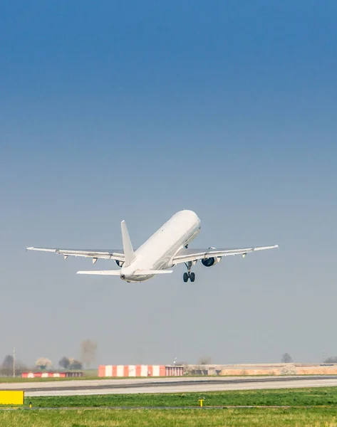 飛行機が空港離陸します。. — ストック写真