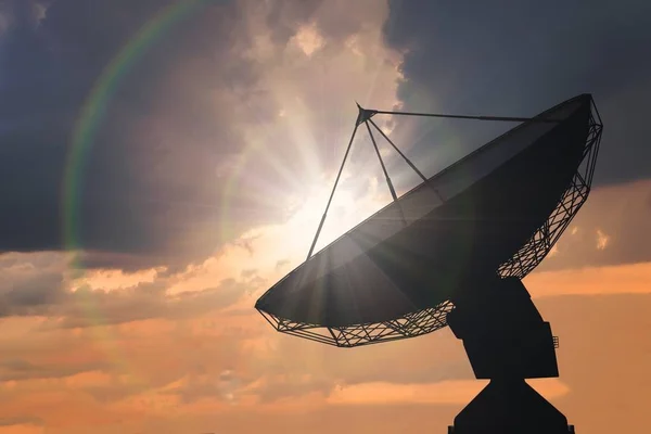 Silhouette di antenna parabolica o radio al tramonto . — Foto Stock