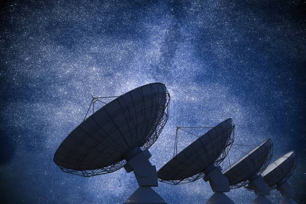 Matrix van satellietschotels of radioantennes tegen nachtelijke hemel. S — Stockfoto